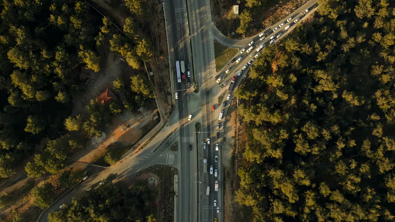 鸟瞰林地和公路。视频素材