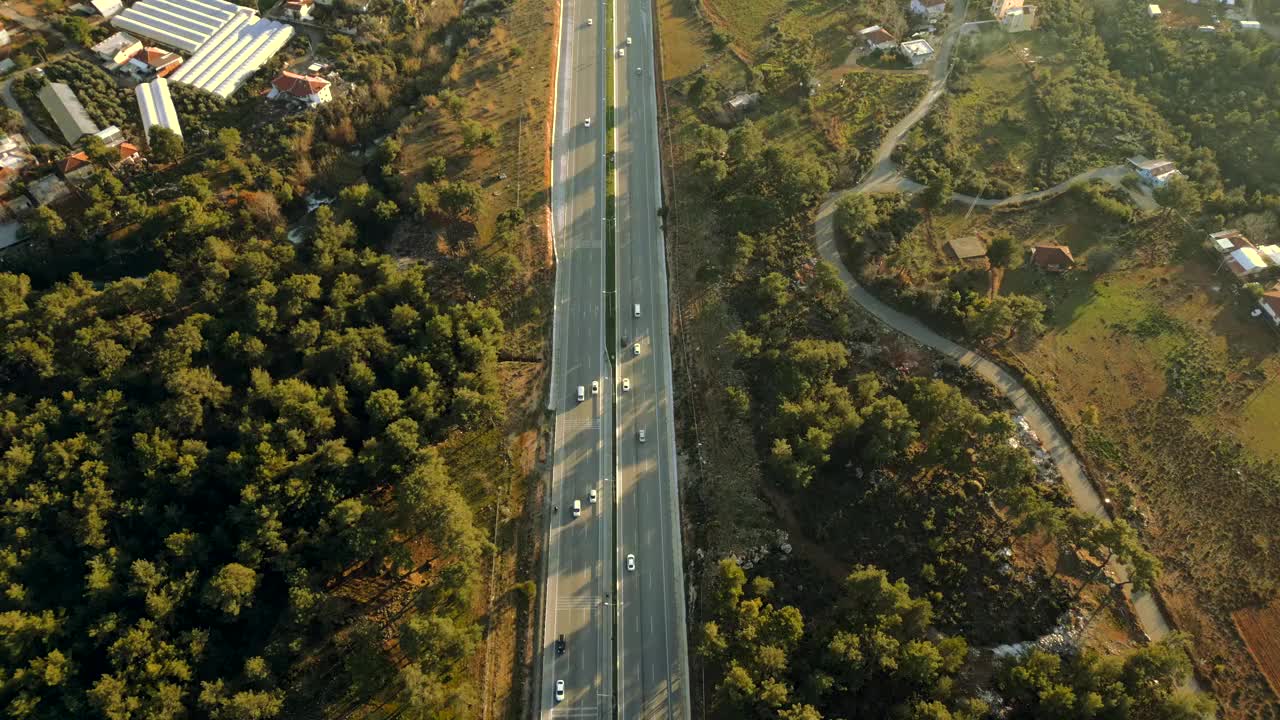 鸟瞰林地和公路。视频素材