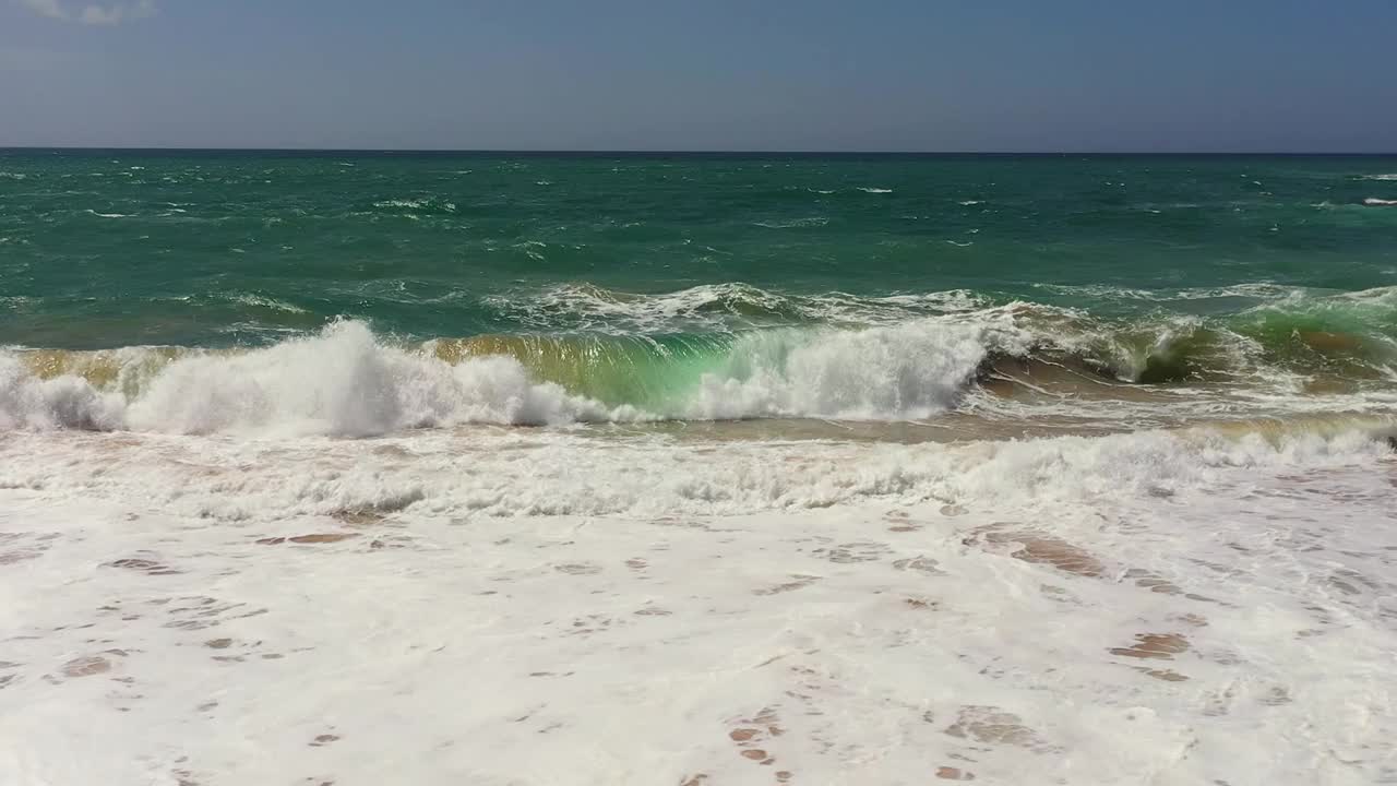 航拍海景:碧海蓝天，云雾缭绕。视频素材