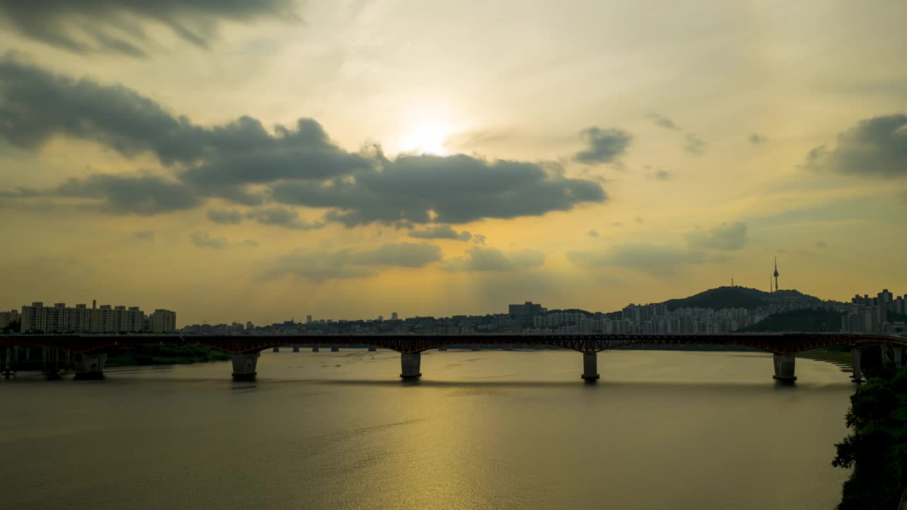 韩国首尔城东区汉江和圣水大桥附近的日落和夜景视频素材