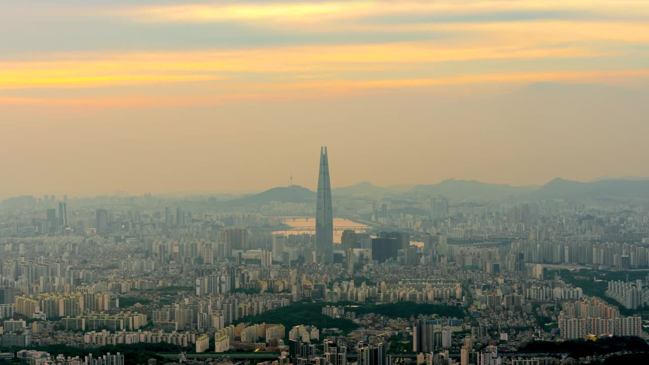 韩国首尔蚕室区和松坡区附近的乐天世界塔和市中心的日落和夜景视频素材