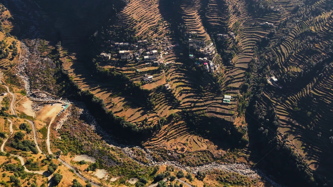 印度北阿坎德邦(Uttarakhand)山区和喜马拉雅村庄(Jhalpari)的农村梯田农业鸟瞰图。视频素材