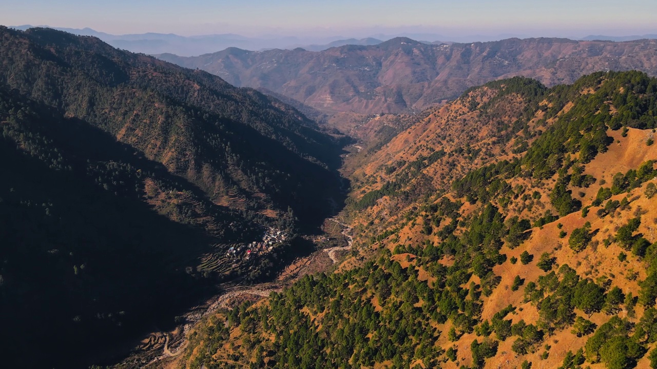 农村梯田农业在丘陵景观和喜马拉雅山村庄北阿坎德邦，印度鸟瞰图。视频下载