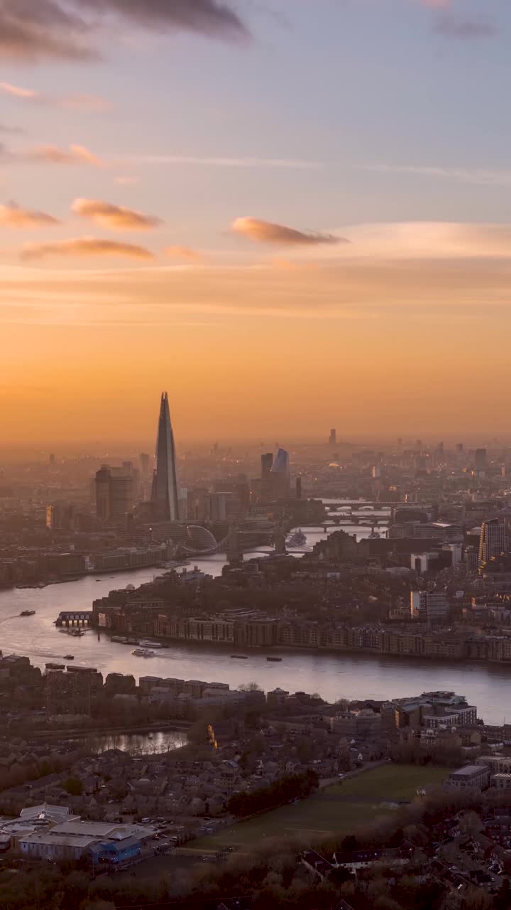 垂直的冬季日落日落的城市景观，英国伦敦视频素材