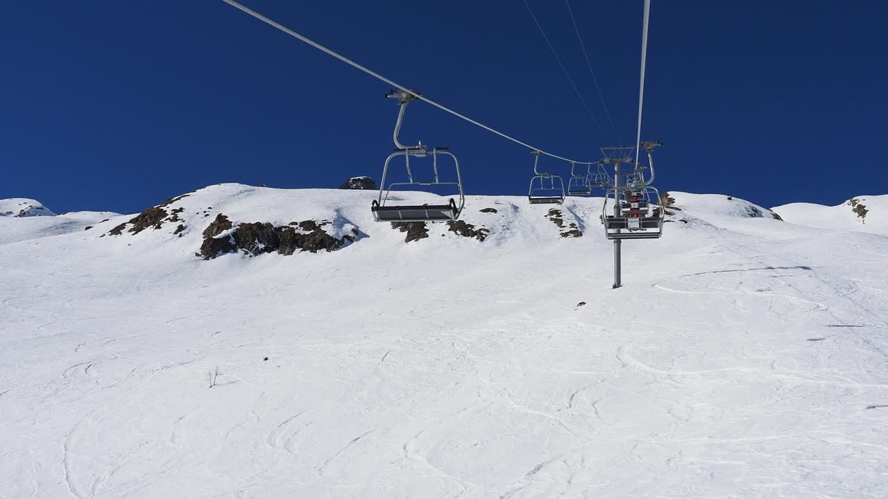 滑雪缆车在冬季在滑雪场升起视频素材