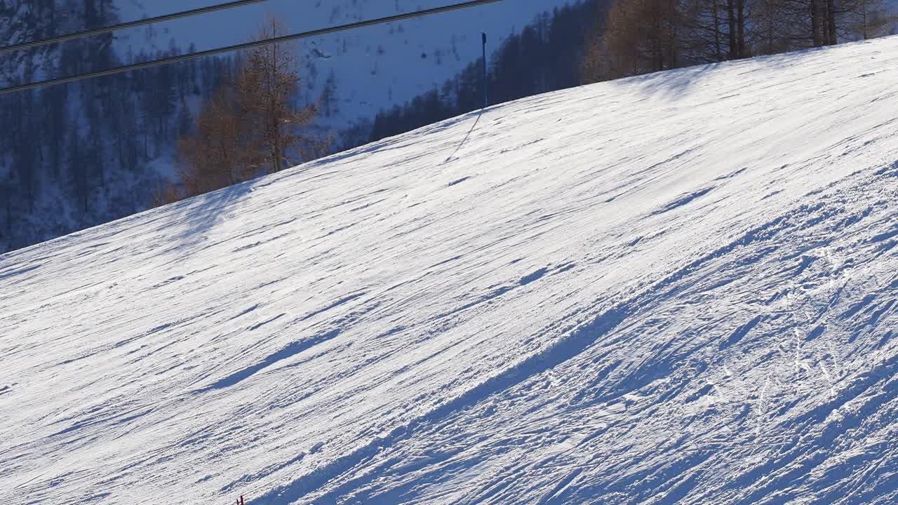 滑雪缆车在冬季在滑雪场升起视频素材