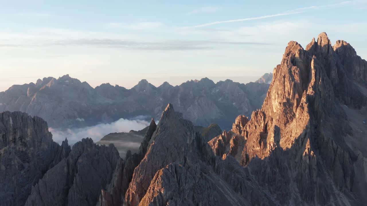 空中追踪拍摄的美丽的山脉与岩石峰顶日出在意大利-卡迪尼迪米苏里纳，白云石视频素材