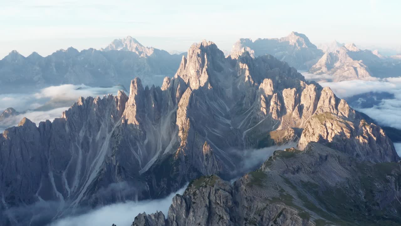 金色日出时，神秘的云覆盖在卡迪尼迪米苏里纳山脉之间的山谷中视频素材