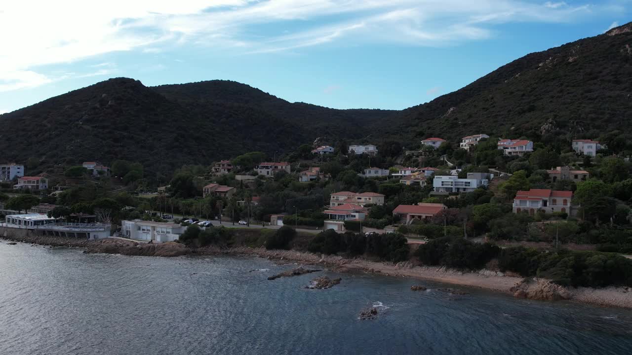 科西嘉岛风景的空中镜头与山脉和蓝色的大海视频下载