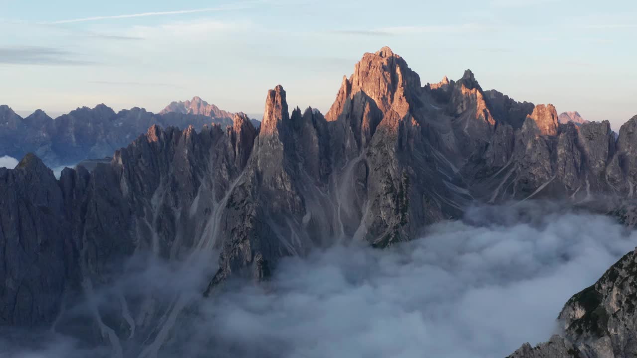 电影无人机拍摄的卡迪尼迪米苏里纳山在日出时被神秘的云覆盖。视频素材