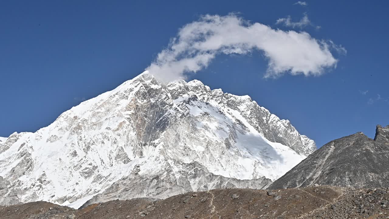 Nuptse山(7861米)位于尼泊尔昆布地区，位于珠穆朗玛峰西南两公里处。视频素材