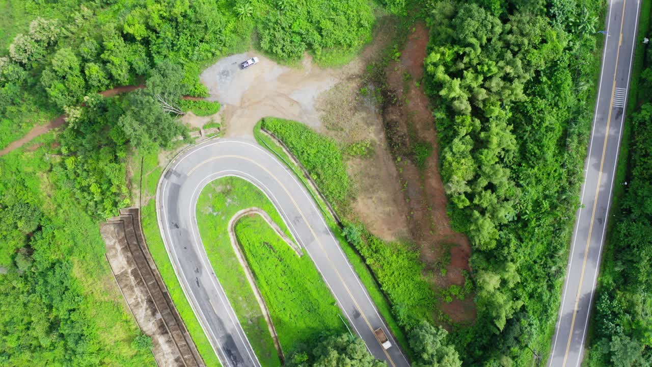 泰国南省热带雨林山区，无人机在雨季飞越蜿蜒的道路。镜头b卷，航拍的蜿蜒和危险的道路。视频素材