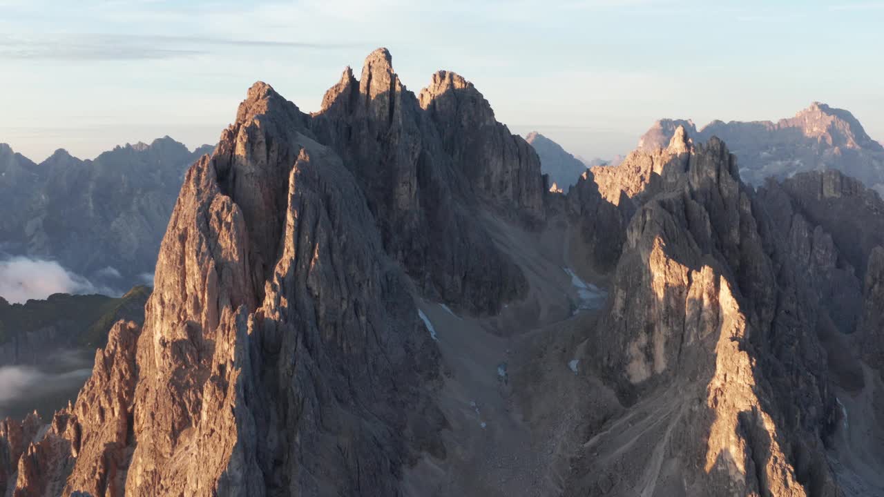 空中轨道拍摄的意大利卡迪尼迪米苏里纳山日出照明视频素材