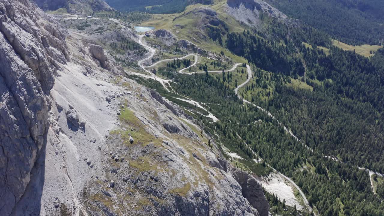 意大利多洛米蒂的瓦尔帕洛拉山口和湖泊，鸟瞰图视频素材