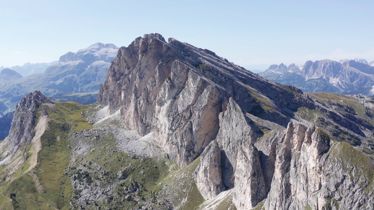 山顶空中轨道。意大利Dolomites的Settsass山视频素材