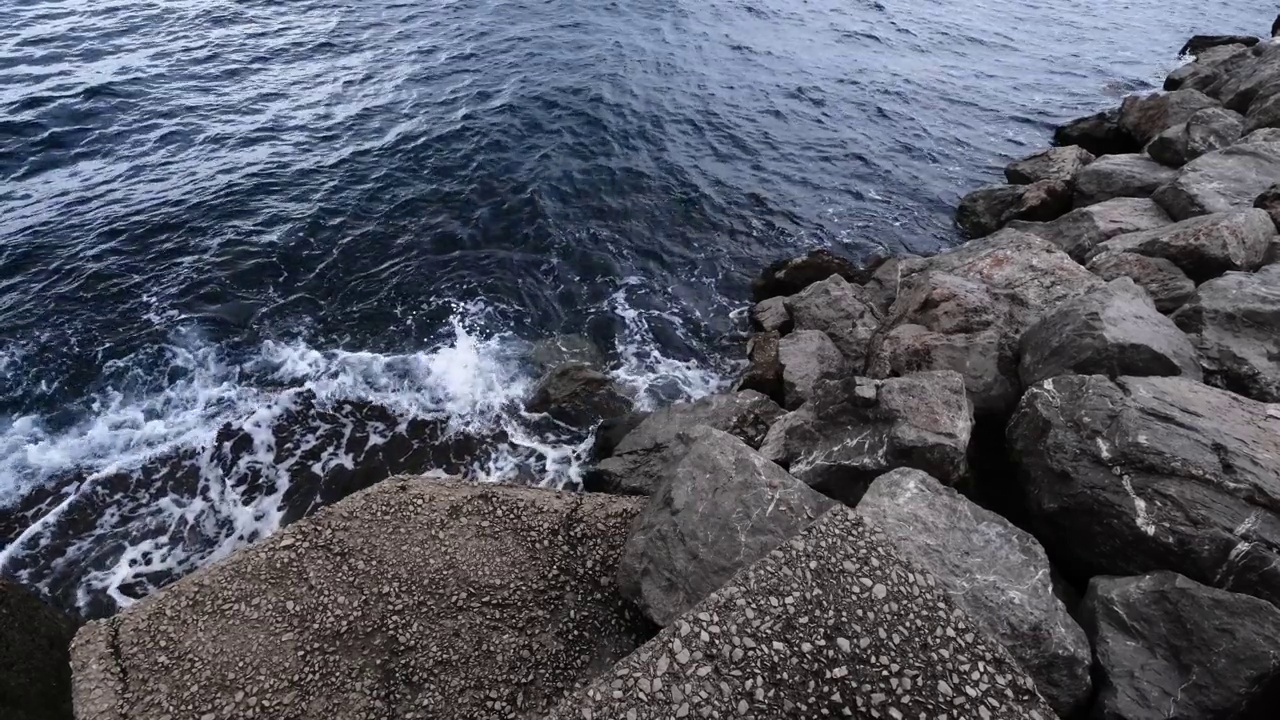 海或洋面，在岩石上破浪视频素材