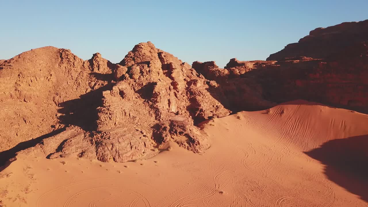 位于约旦瓦迪拉姆的约旦沙漠山脉视频素材