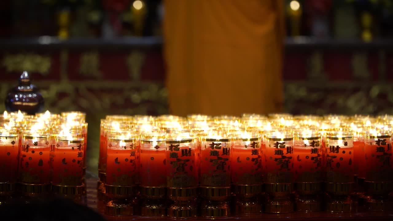 泰国中国神社的烛光视频素材