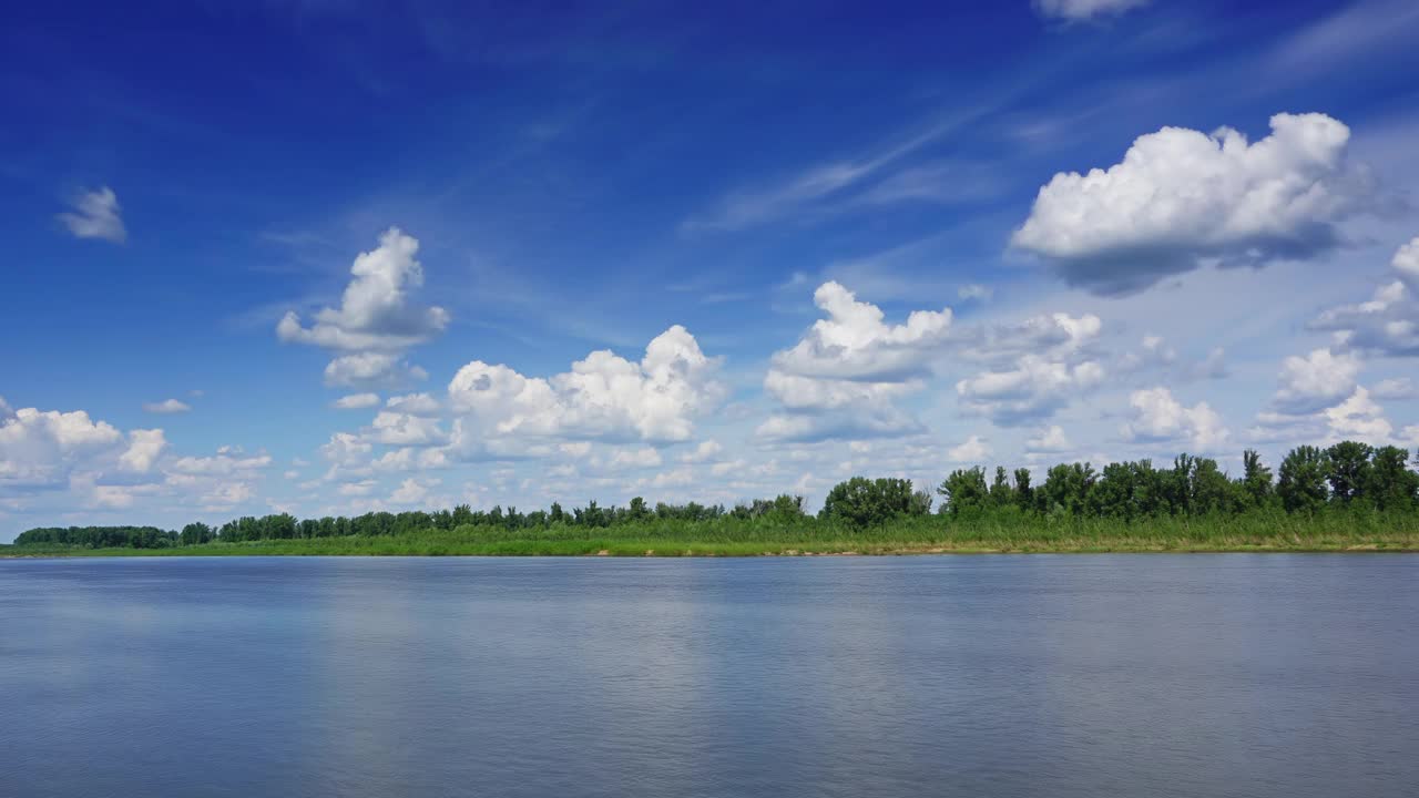 河上有云的风景，时间流逝视频素材