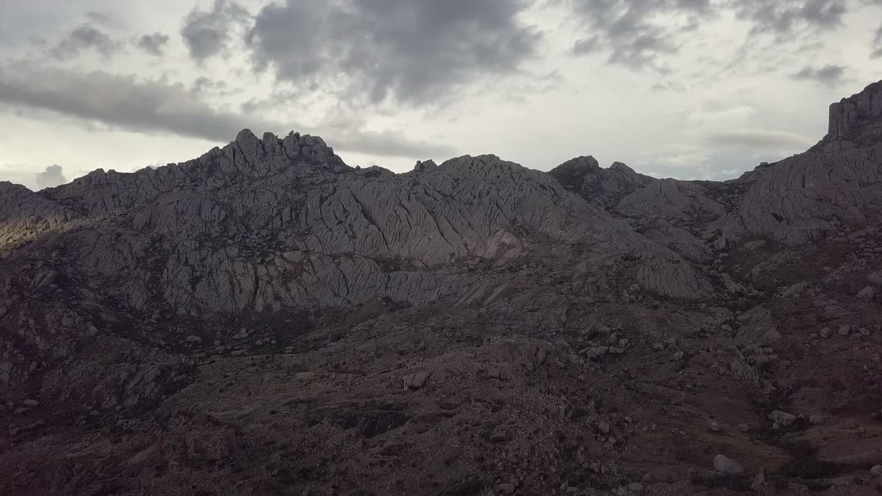 安德林吉特拉国家公园，山地景观。从上面看。顶部无人机视频的山脉全景和山谷与戏剧性的天空。马达加斯加山荒野。视频素材