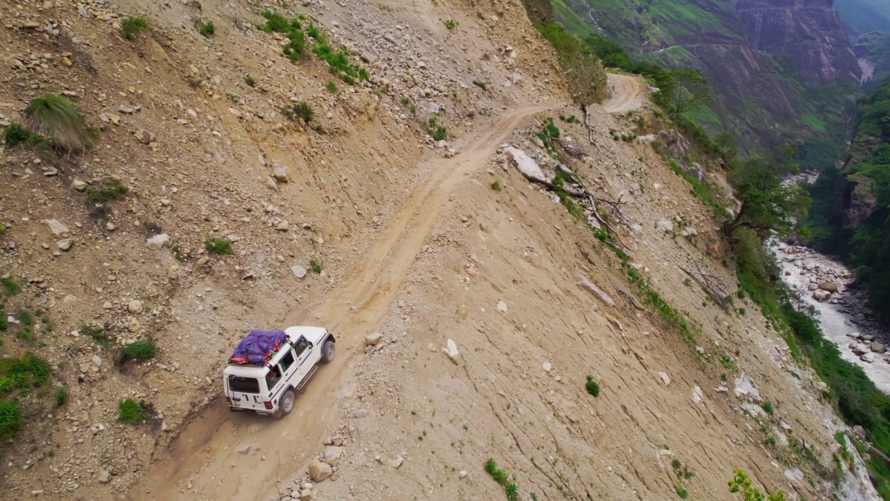 空中SUV行驶在尼泊尔一条危险的土路上。卡利甘达基峡谷视频素材