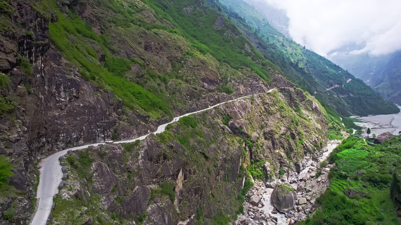 空中SUV行驶在尼泊尔狭窄的道路上。卡利甘达基峡谷视频素材