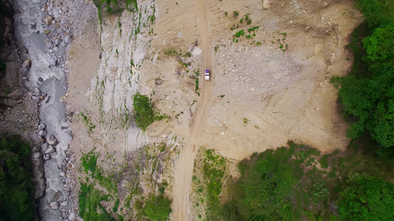 一辆空中SUV行驶在峡谷边一条危险的土路上视频素材