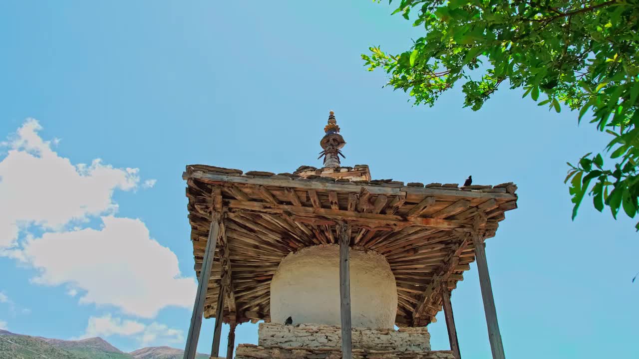 在尼泊尔，POV Trekker在穿过一座神社时滚动着转轮视频素材