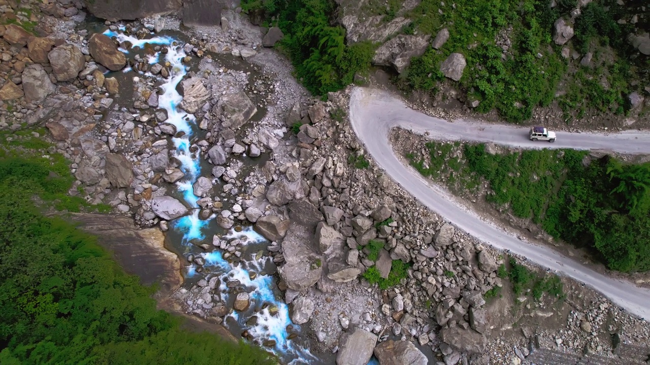 一辆空中SUV行驶在沿着峡谷的狭窄道路上视频素材