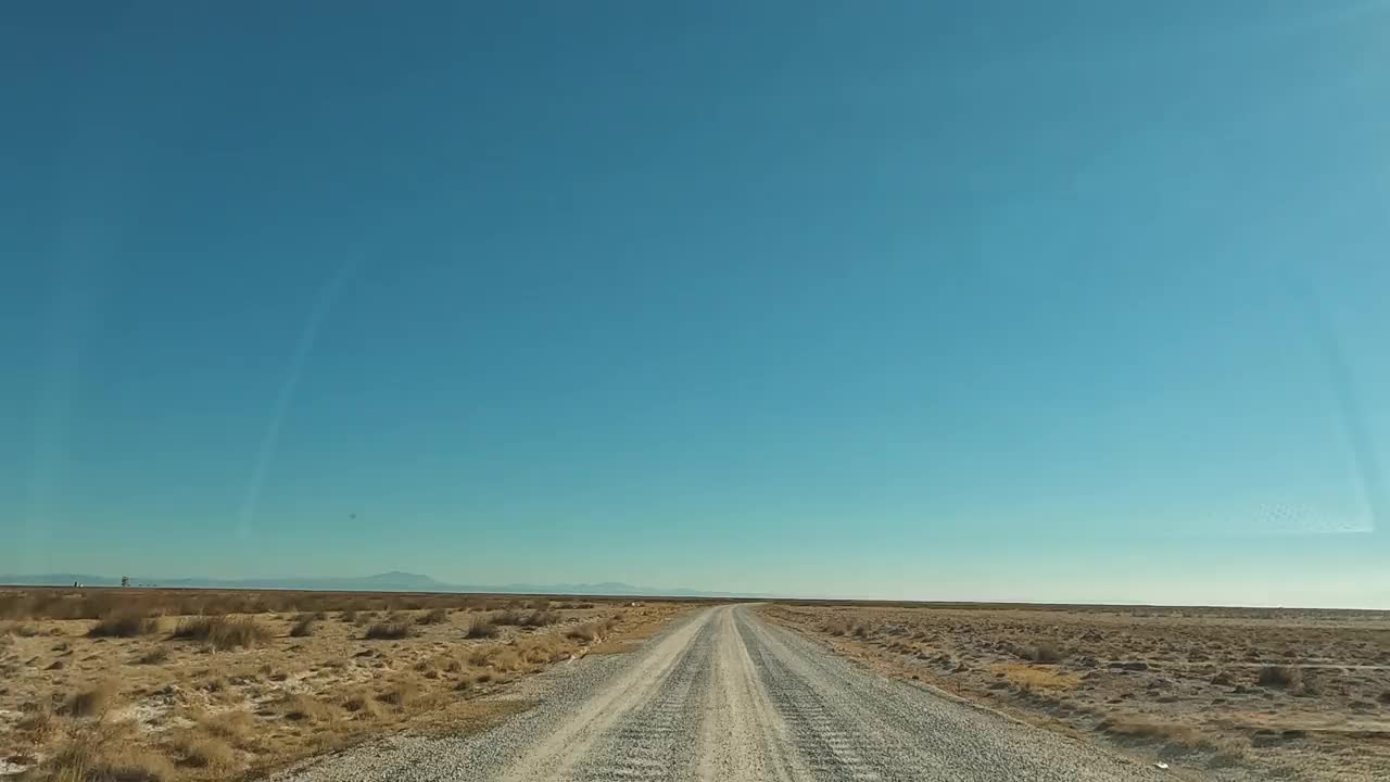 在乡村道路上行驶的汽车视频素材