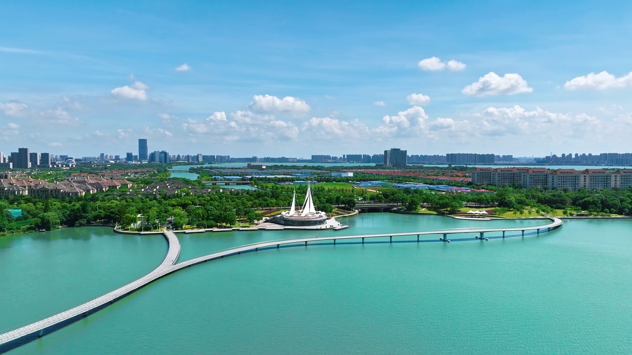 苏州清澈的湖水和城市天际线视频素材