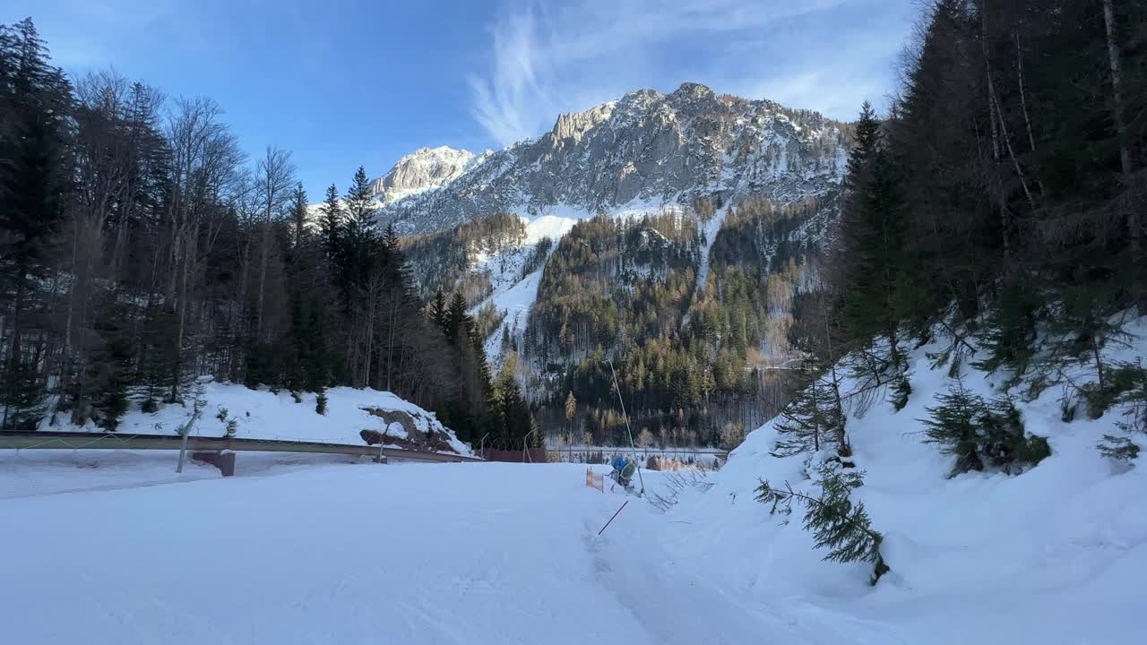 高山滑雪场的下坡视频素材