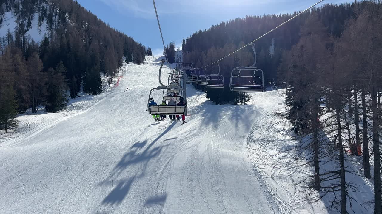 滑雪者在高山滑雪场的缆车上滑雪视频素材