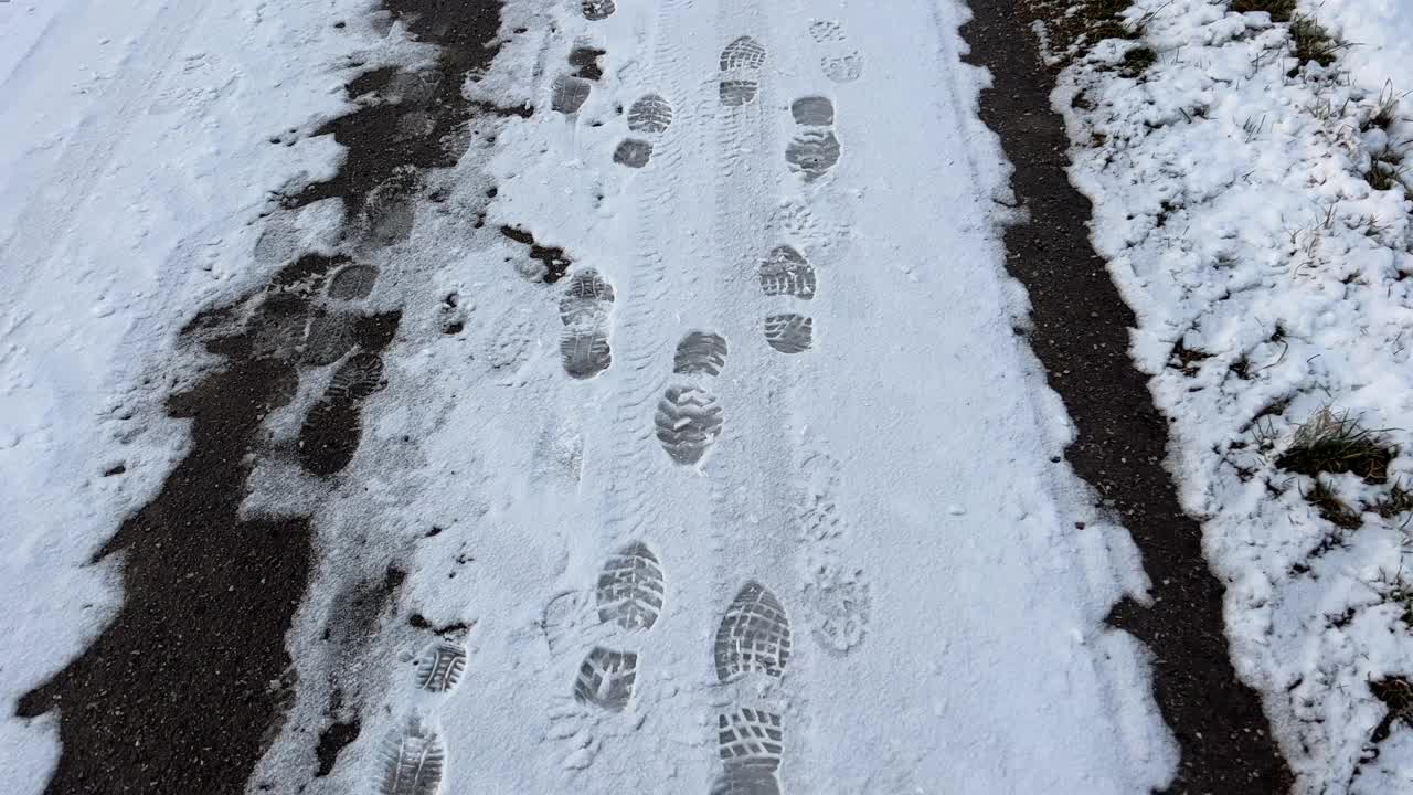 农村街道上雪地上的人鞋印视频素材