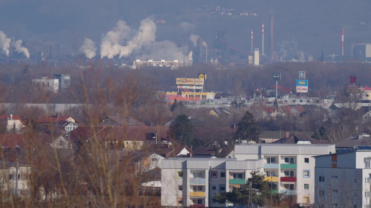 郊区建筑，背景是工业烟囱视频素材