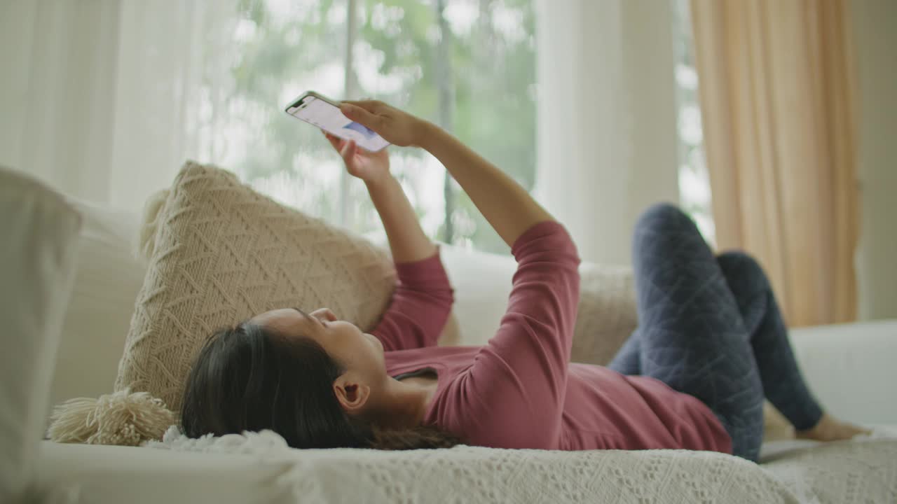 女人在家里用智能手机视频素材