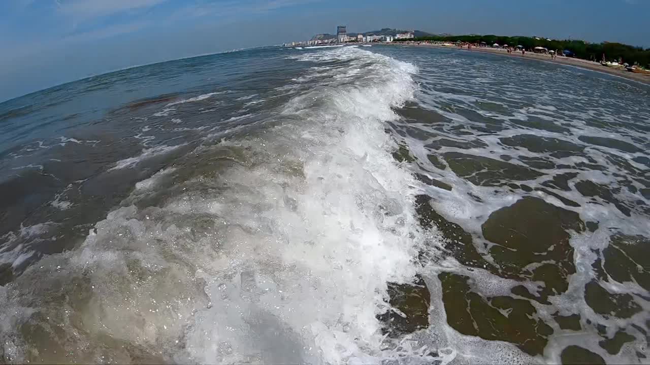 美丽的海浪慢动作视频夏季海景视图从沙滩视频素材