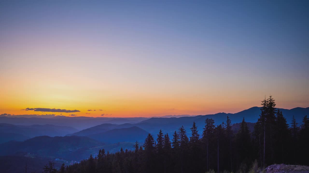 山谷和罗多普山脉的山峰被云杉森林覆盖，在多云的夜空下被遮蔽视频素材