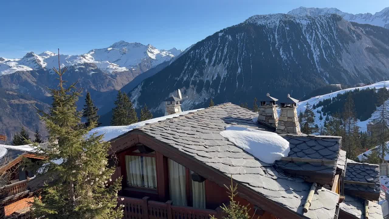 冬季风光，有小木屋和雪山视频素材