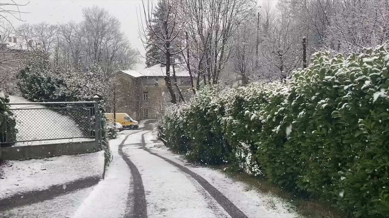 在雪下行走视频下载