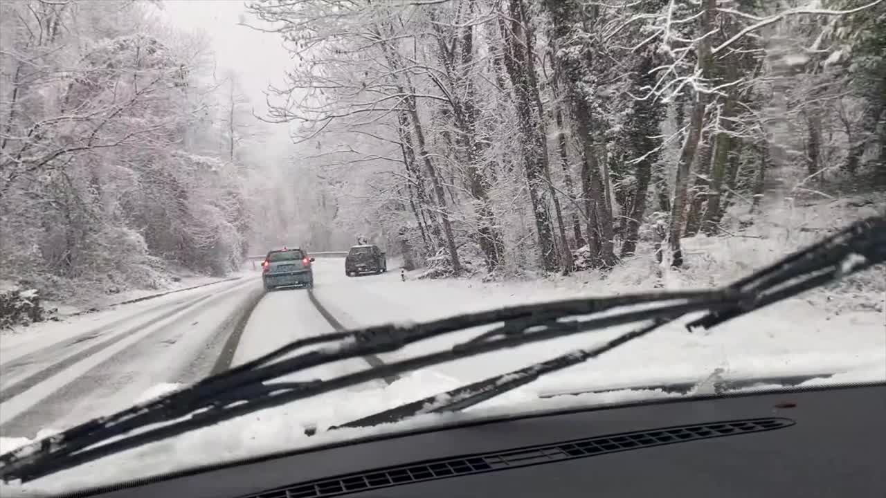 在冬季暴风雪中开车视频下载