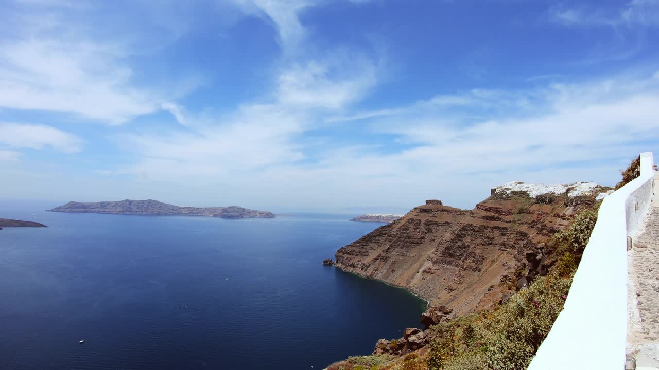 豪华巡洋舰在费拉湾，卡梅尼火山岛视频素材