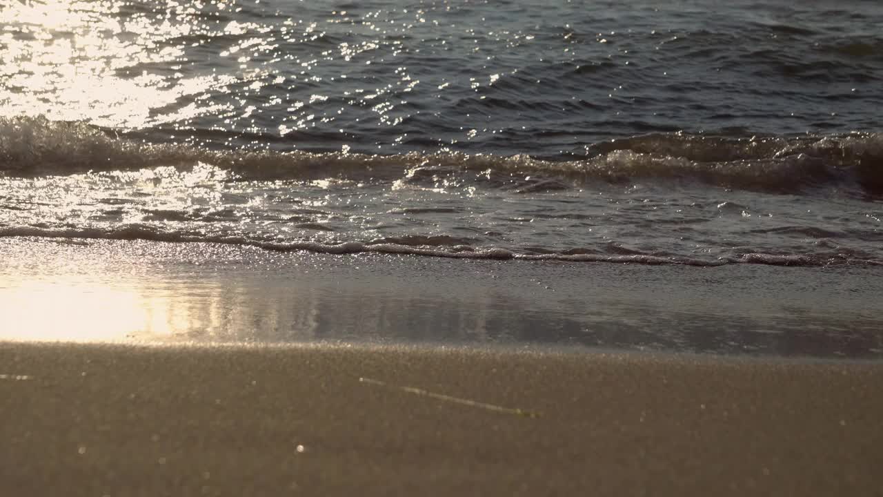 海浪和日落时的白沙滩。热带岛屿水晶水景观视频素材