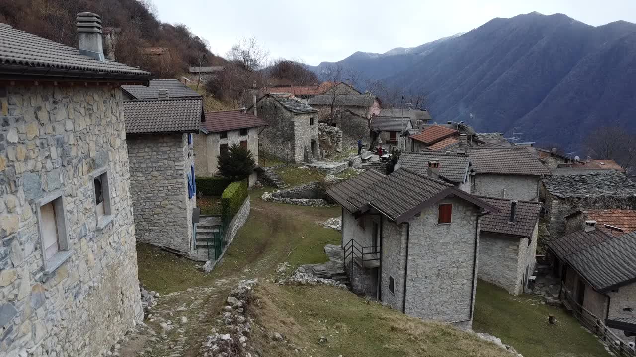 科尼加村在科摩湖阿尔卑斯山鸟瞰图视频素材