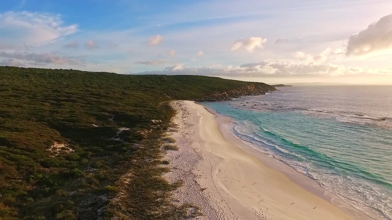 温暖的沙滩海岸线，海浪滚滚而来视频素材