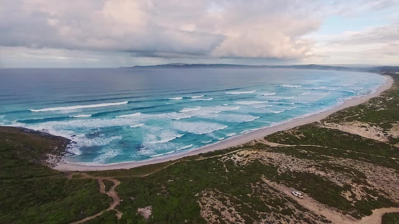 广阔的海岸景观，海浪滚滚涌向海滩视频素材