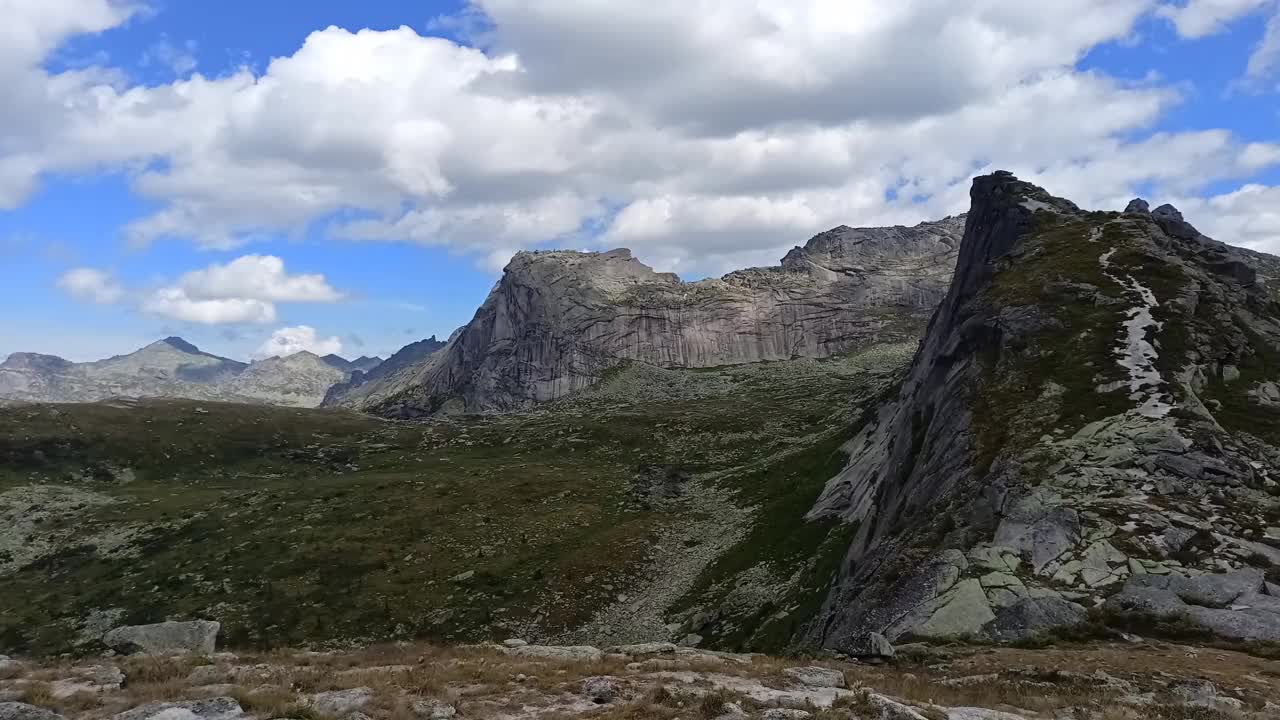 在夏天多云的天空下，风景如画的山脉。视频素材