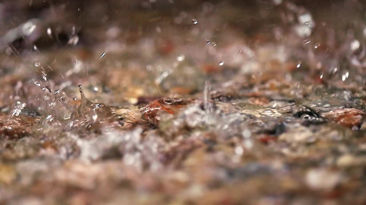 特写水溅到岩石从瀑布在自然视频素材