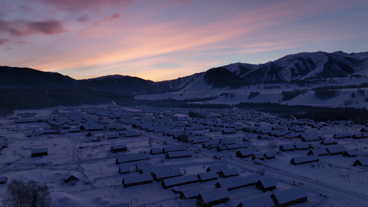 中国新疆省河木村日落时分的冬雪视频素材