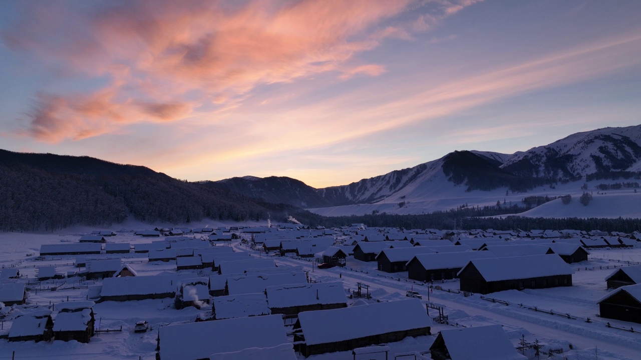 中国新疆省河木村日落时分的冬雪视频素材